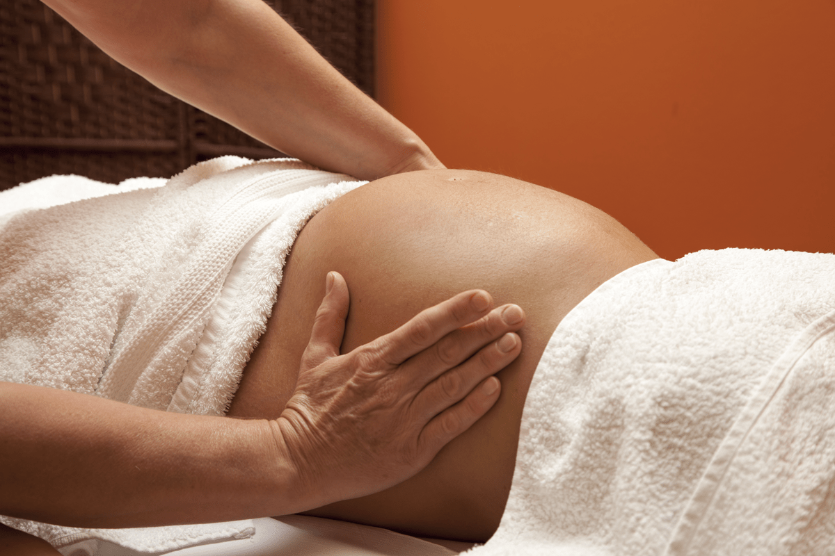 Femme enceinte recevant un massage bien-être